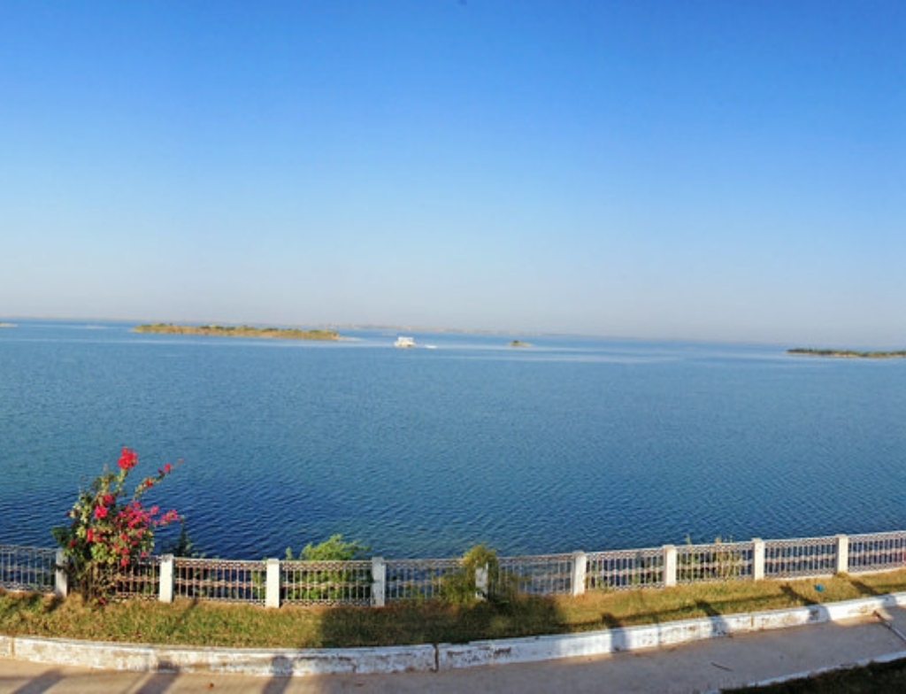 area of keenjhar lake