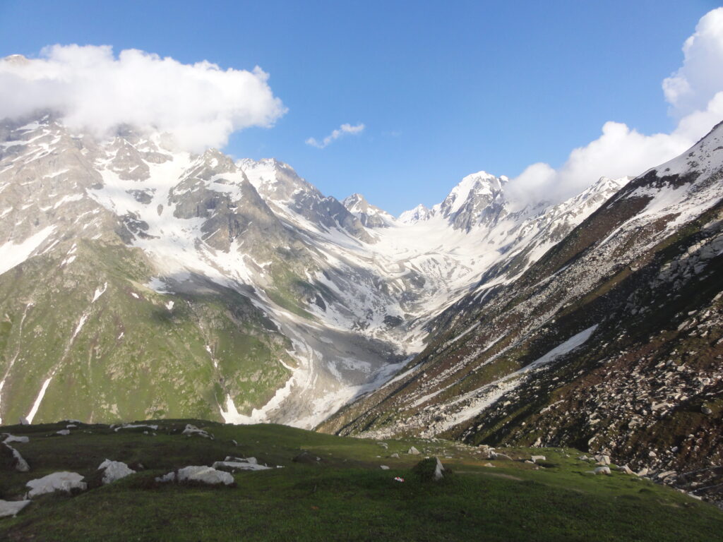 trek through saif ul malook lake towards Ansoo Lake Kaghan Valley