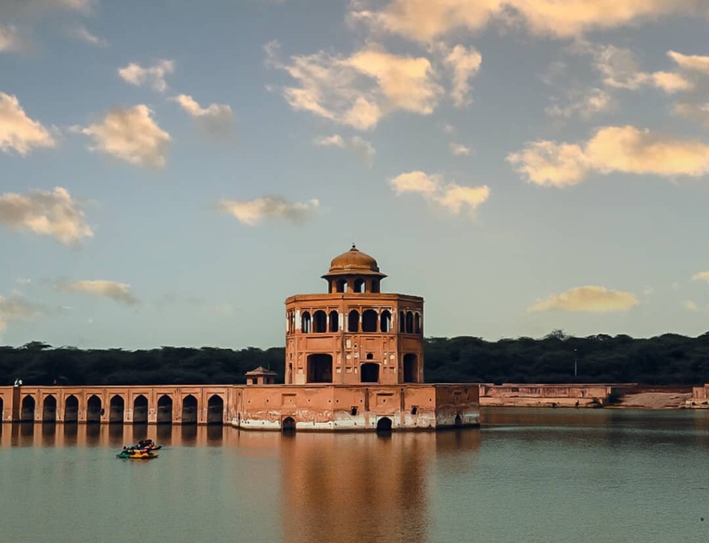 hiran minar , historical places in pakistan