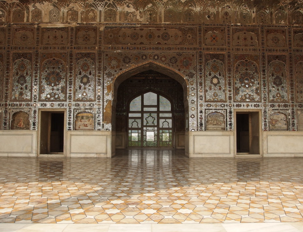 sheesh mahal , historical places in pakistan