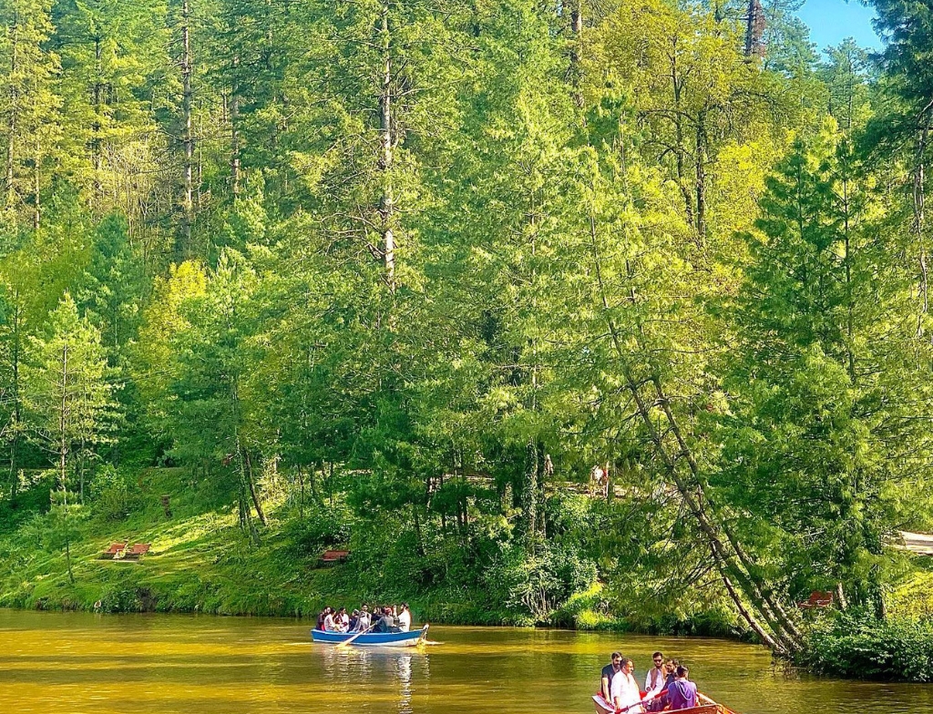 bANJOSA LAKE BOATING