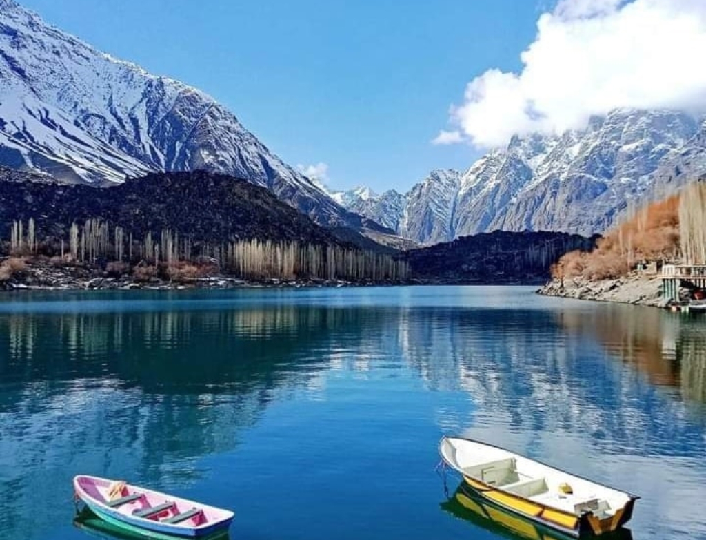 upper kachura lake , lakes in pakistan