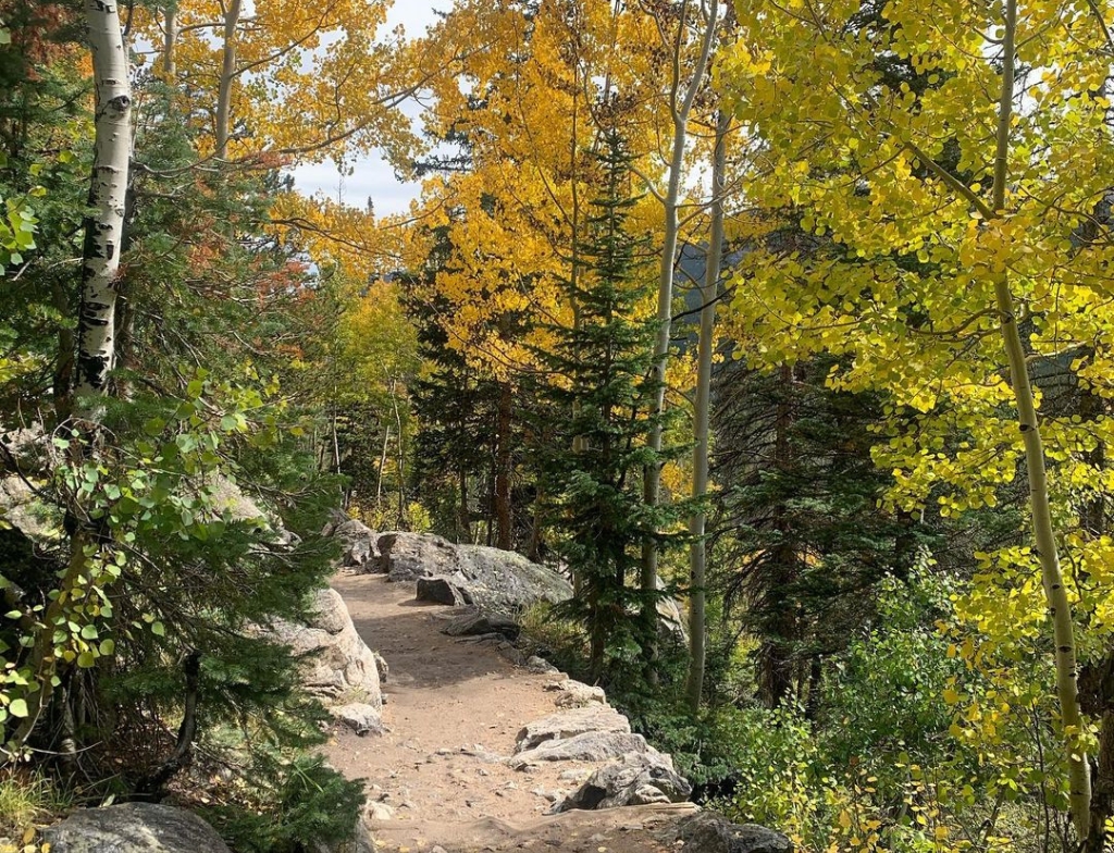 lake haiyaha hike