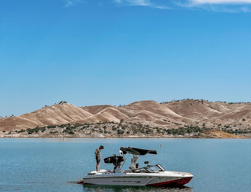 Millerton Lake rental boats